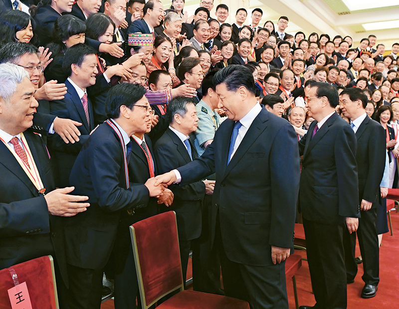 2019年9月10日，黨和國家領(lǐng)導(dǎo)人習(xí)近平、李克強、王滬寧等在北京人民大會堂會見慶祝2019年教師節(jié)暨全國教育系統(tǒng)先進集體和先進個人表彰大會受表彰代表。 新華社記者 申宏/攝
