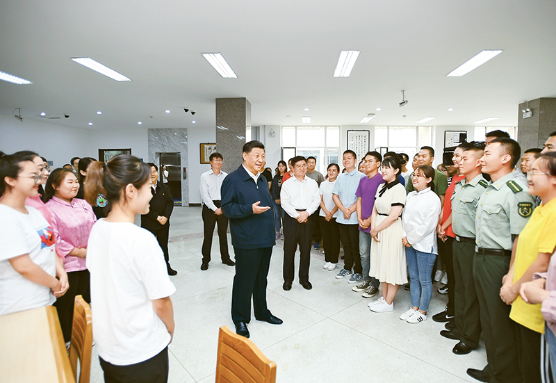2019年7月15日至16日，中共中央總書記、國家主席、中央軍委主席習(xí)近平在內(nèi)蒙古考察并指導(dǎo)開展“不忘初心、牢記使命”主題教育。這是16日上午，習(xí)近平在內(nèi)蒙古大學(xué)圖書館同學(xué)生們親切交談，勉勵他們志存高遠、腳踏實地、發(fā)奮圖強。 新華社記者 謝環(huán)馳/攝