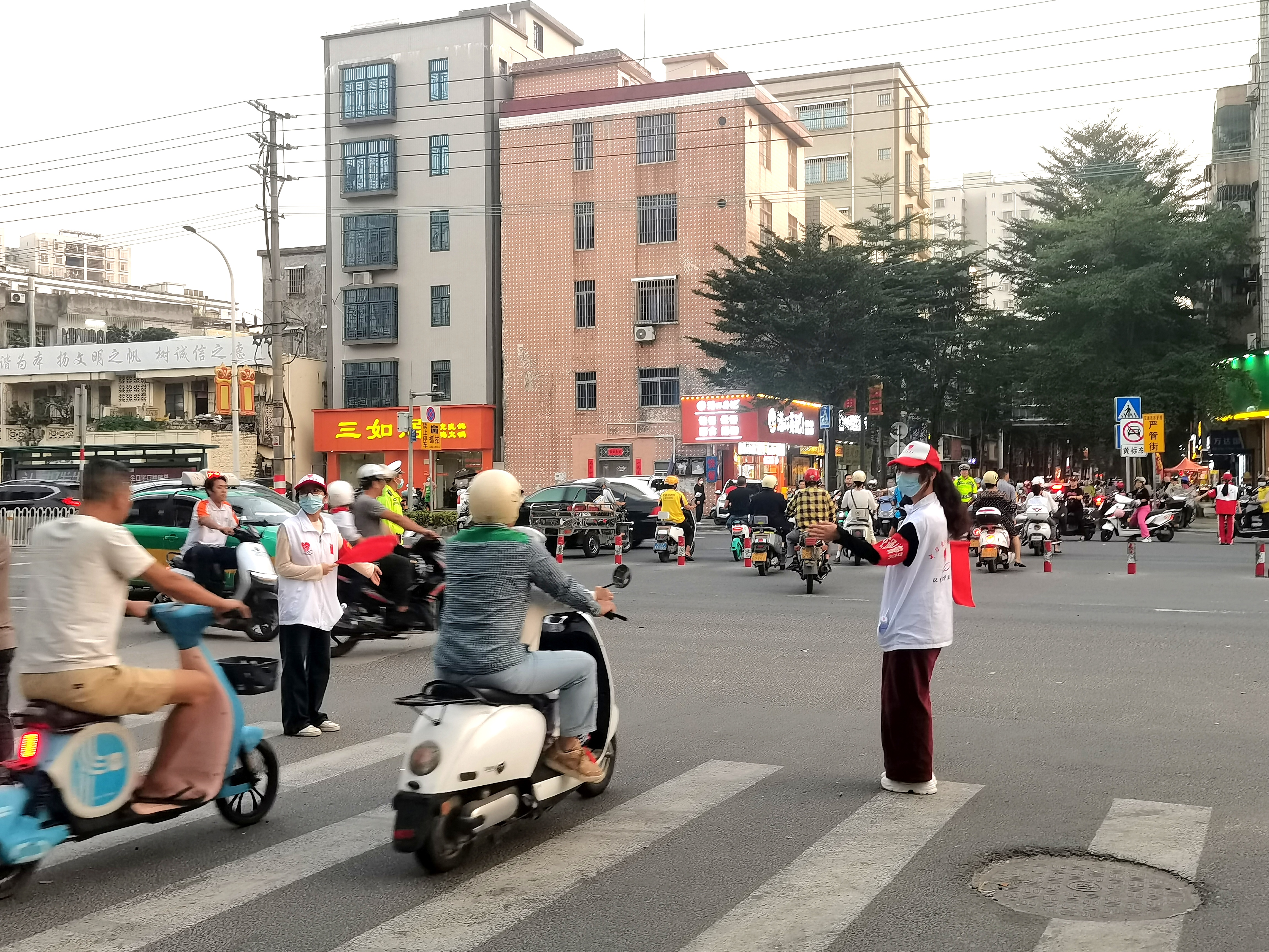 志愿者在中心城區開展交通疏導勸導活動.jpg