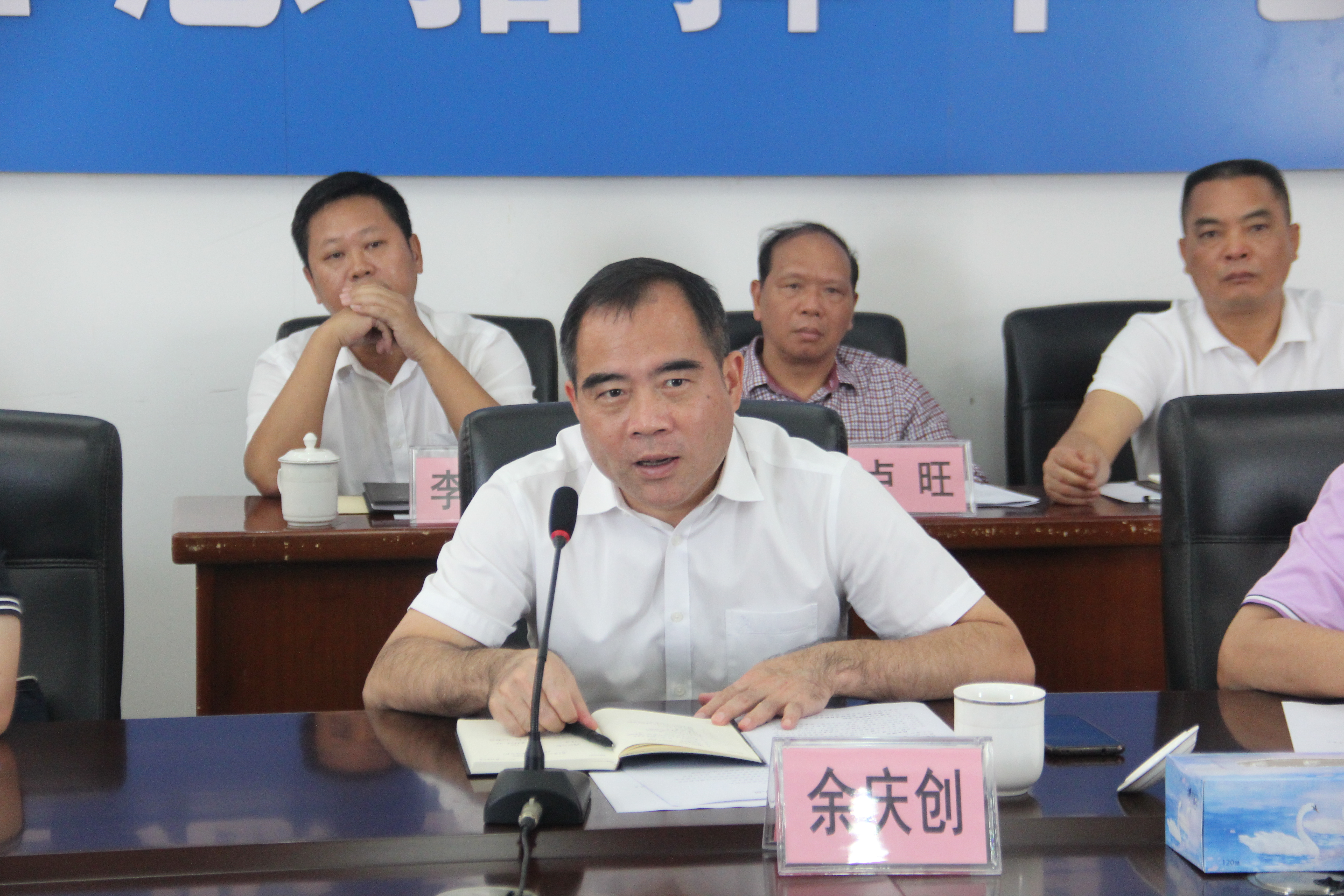 縣委書記余創慶在脫貧攻堅座談會上發言.JPG